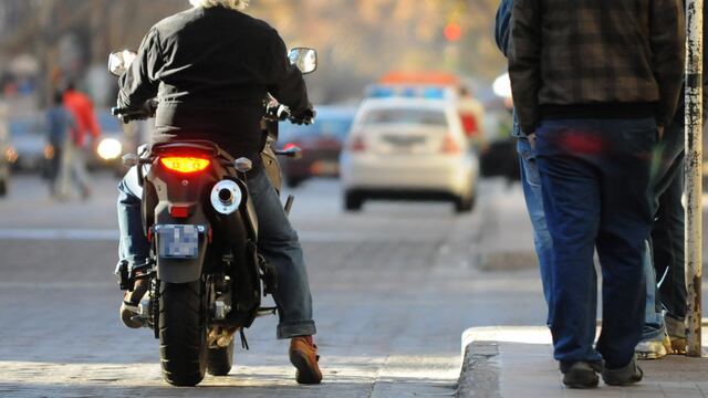 Motochorro le intentó robar a un motociclista en movimiento