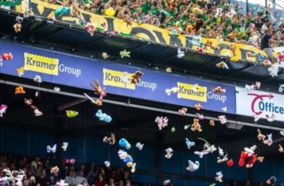 Hinchas arrojaron peluches a niños de un hospital en un partido de la Liga holandesa