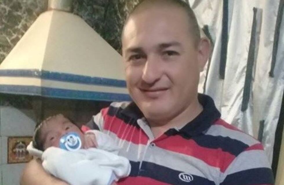 Es policía, ayudó a nacer a un bebé y ahora volvió con regalos