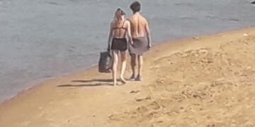 Jóvenes juntan basura en una playa de Entre Ríos\nCrédito: Facebook