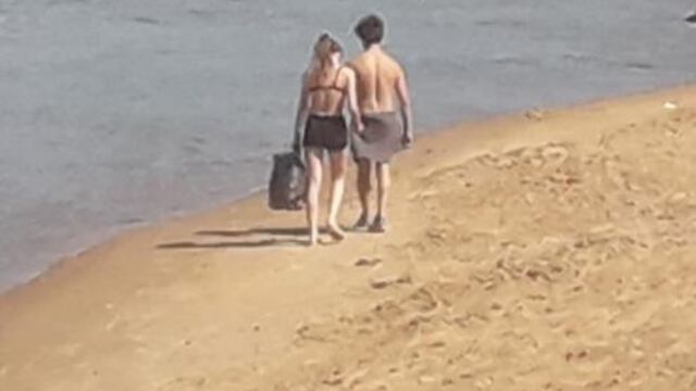 Jóvenes juntan basura en una playa de Entre Ríos\nCrédito: Facebook