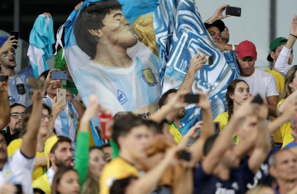 El color de las hinchadas del clásico sudamericano Argentina-Brasil