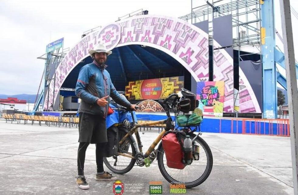 Cosquín: el recibimiento a un mexicano que llegó pedaleando en su bicicleta de bambú