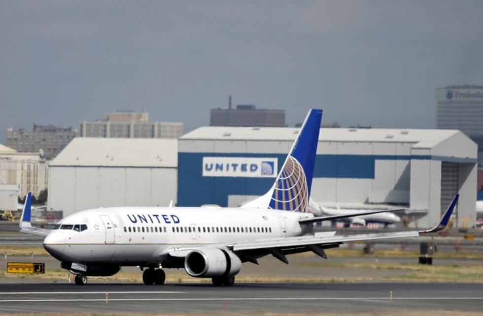 United Airlines hizo descender de un vuelo a dos jóvenes por vestir calzas