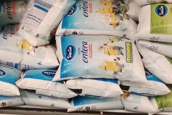 Reutilizar sachets como bolsas para residuos y protectores impermeables contribuye a reducir el consumo de plástico.