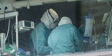 El director del Hospital Central de Mendoza, Ariel Herrera señaló que la médica infectada se contagió trabajando y está aislada\u002E