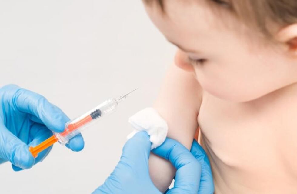 Ordenaron restablecer la vacuna del meningococo para los chicos de 11 años