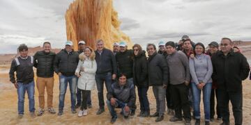 Periodistas locales y nacionales, junto a autoridades provinciales, en el geiser de Catua, durante una reciente recorrida por la Puna jujeña\u002E