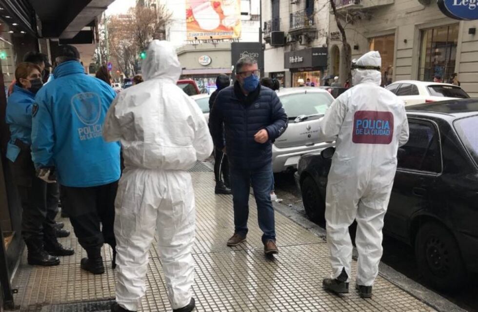 El ladrón que asaltó la zapatería en Flores murió de un infarto durante el forcejeo