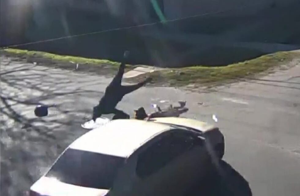 Motociclista salió despedida luego de un fortísimo choque en zona sur