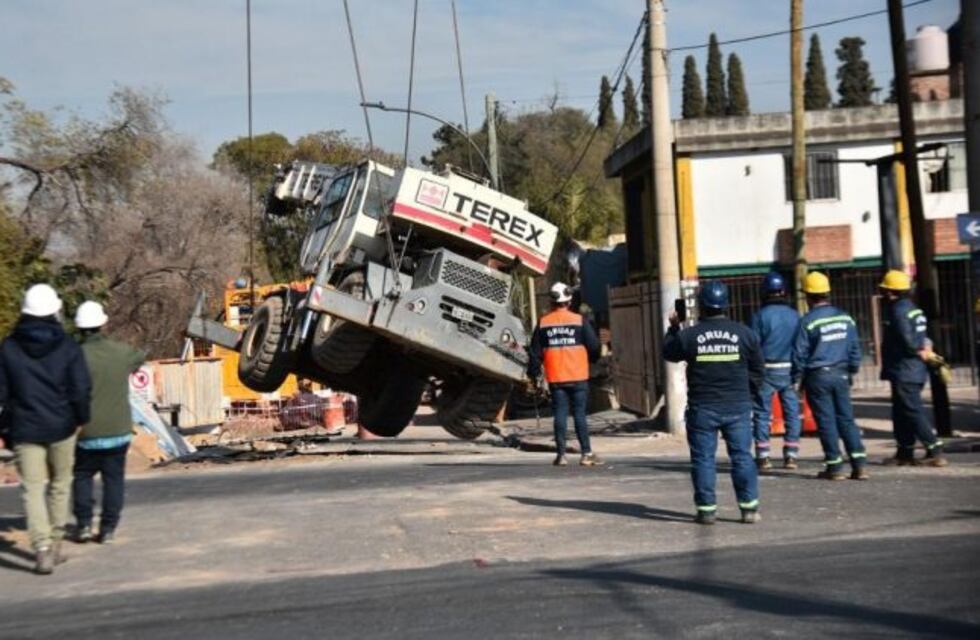 Removieron la grúa que se hundió en Octavio Pinto