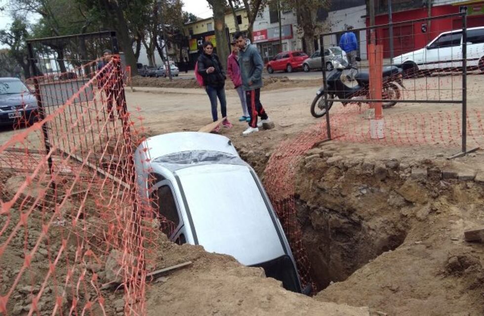 Auto desapareció en un pozo mal señalizado de zona sur