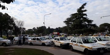 Los taxis se suman a los reclamos, en medio de la crisis por el transporte público.