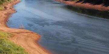 El río Iguazú a mitad de altura complica el abastecimiento de agua en el municipio