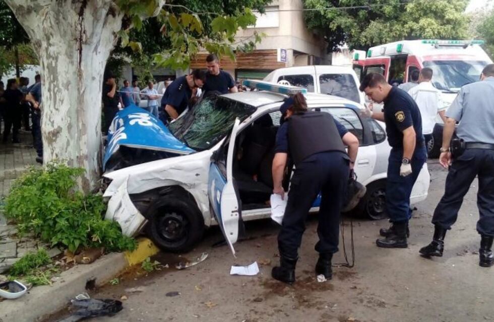 Dos policías heridos tras un violento choque en zona norte