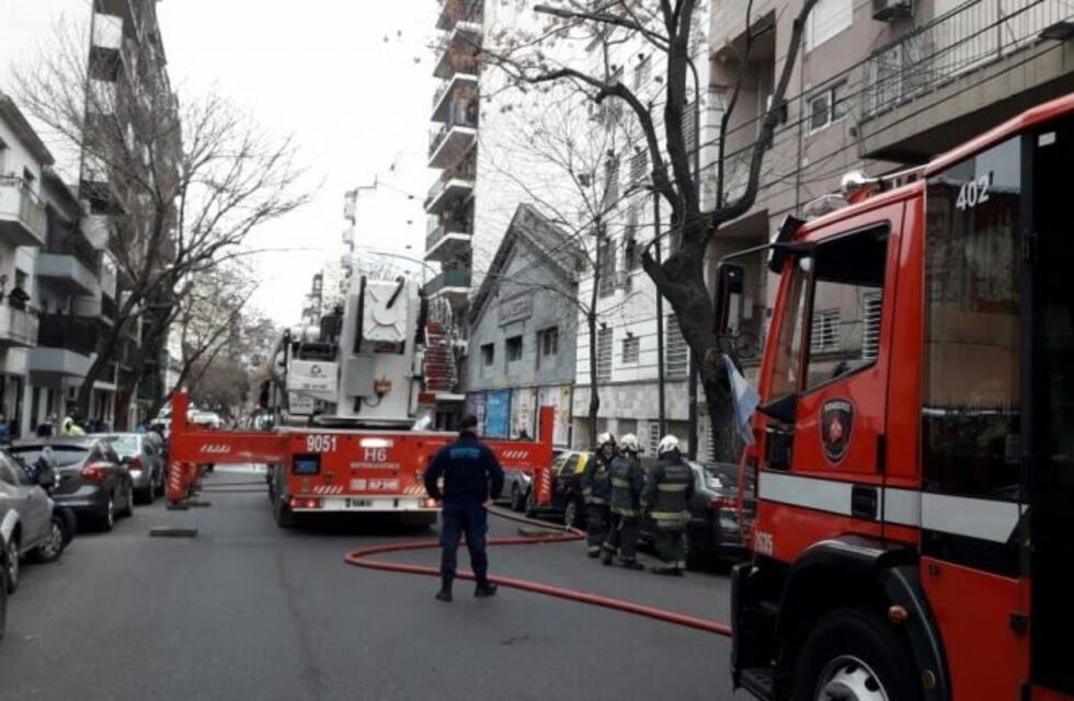 Balvanera: Bomberos controlaron un incendio en un departamento y una mujer fue llevada al hospital