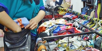 Una mujer robó una caja de juguetes sexuales y el video se hizo viral