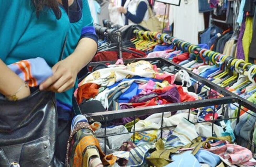 Una mujer robó una caja de juguetes sexuales y el video se hizo viral