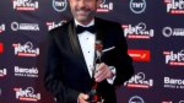 Actor Guillermo Francella poses with the award of best actor during the Platino award in Punta del Este, Uruguay, July 25, 2016. REUTERS/Andres Stapff punta del este uruguay guillermo francella Premios Platino 2016 actor argentina premio mejor actor por el clan Premios Platino del Cine Iberoamericano