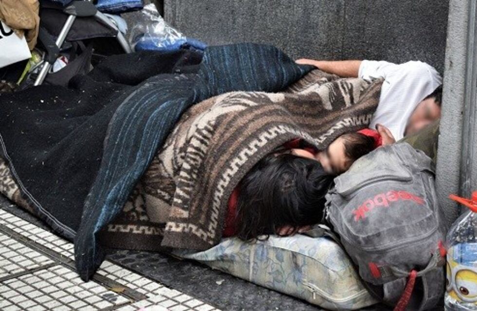 Asistieron a una beba de cinco meses que dormía junto a sus padres a la intemperie