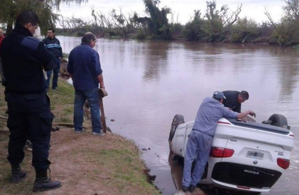 Misterio en el Yaguarón: un auto cayó al arroyo y quedó dado vuelta
