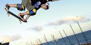 Skateboarder Tony Hawk performs during the Tony Hawk and Friends European Skateboarding Tour in Brighton southern England, July 21, 2010\u002E  REUTERS/Luke MacGregor (BRITAIN - Tags: SOCIETY IMAGES OF THE DAY) inglaterra Tony Hawk skateboard torneo de skateboard por europa