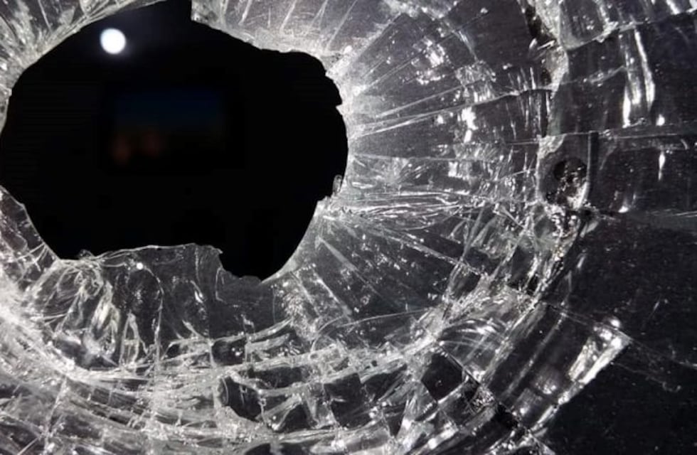 Balacera en plena calle terminó con una mujer y su hijo heridos pese a que estaban dentro de su casa