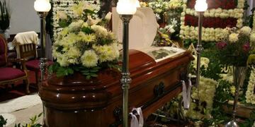 Grabó un video con un cadáver de fondo