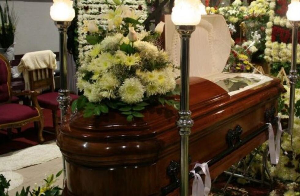 La empleada de una funeraria se burló de un cadáver para mandar saludos
