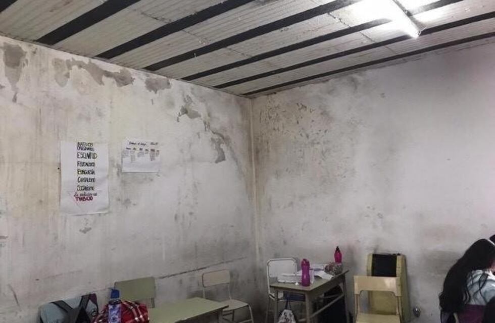 Alumnos realizan una sentada porque su escuela "se cae a pedazos"