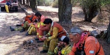 Bomberos Voluntarios tras una de las tantas jornadas de arduo trabajo en las sierras cordobesas\u002E (Foto: Bomberos Voluntarios La Cumbre)\u002E