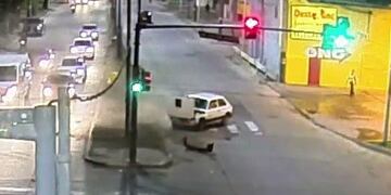 Un Fiat 147 terminó destrozado al impactar con otro auto\u002E (Captura Ministerio de Seguridad)