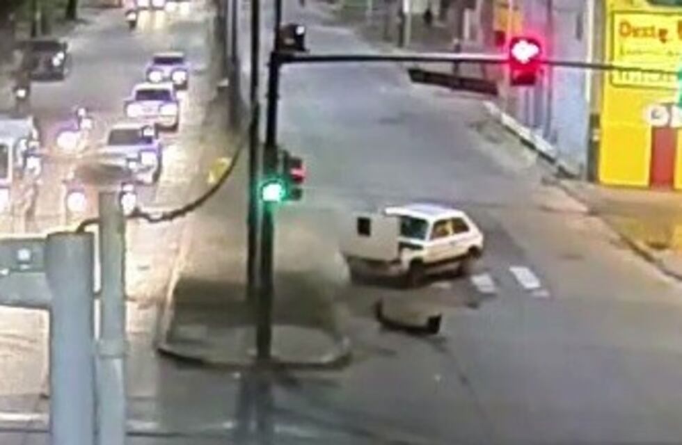 Cruzando en amarillo: fuerte choque de un auto que ignoró el semáforo