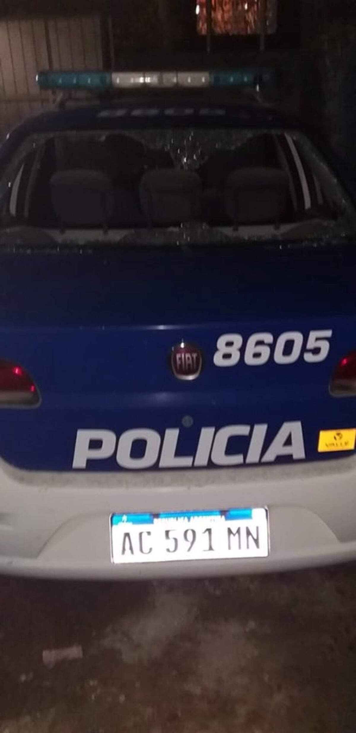 Lanza un pedazo de ladrillo rompiendo el móvil policial