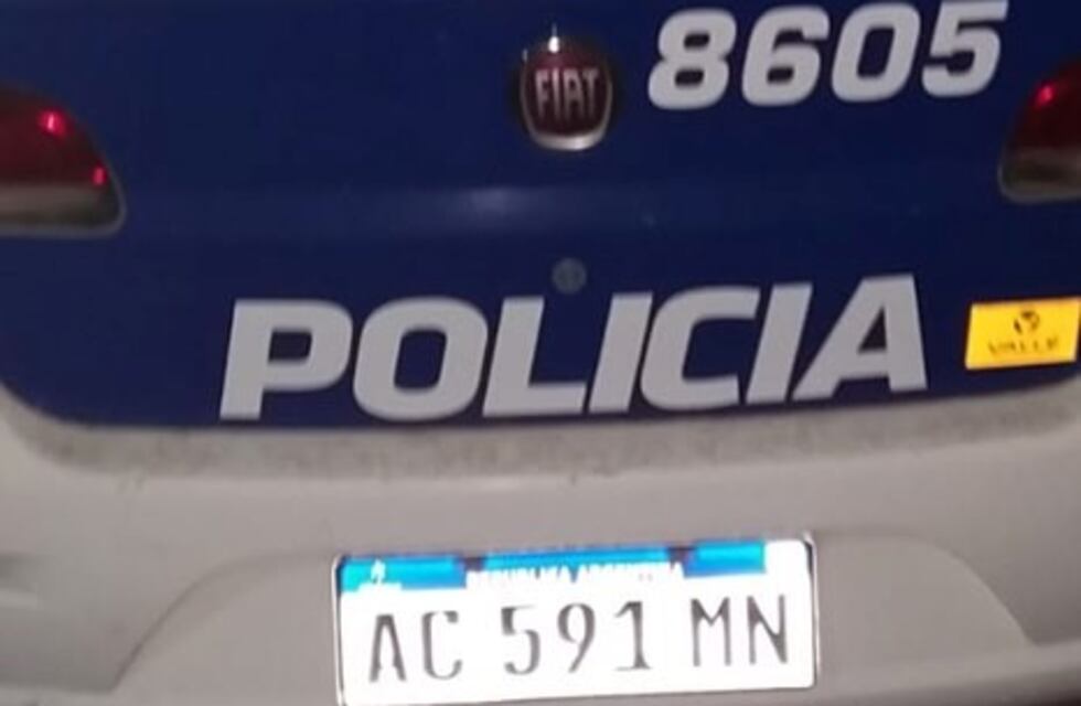 Lanzó un pedazo de ladrillo y dañó un móvil policial