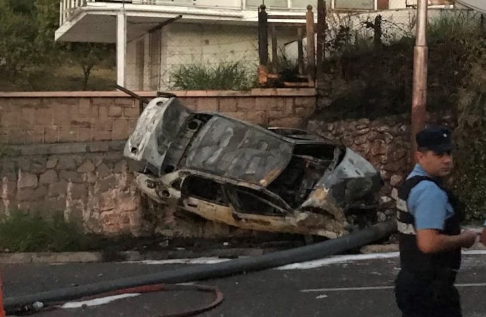 Fue identificado el conductor que murió calcinado tras chocar su auto en la bajada del Cerro