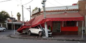 Borracho estampó el auto nuevo de su amigo\u002E (FM Profesional)