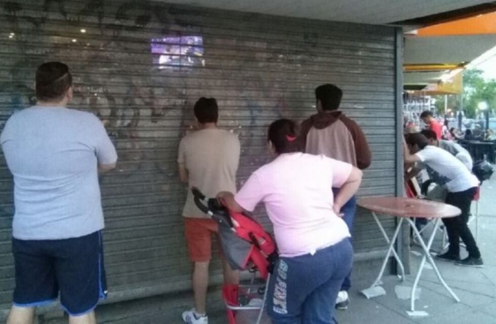 La respuesta de la pizzería que bajó las persianas durante el Superclásico