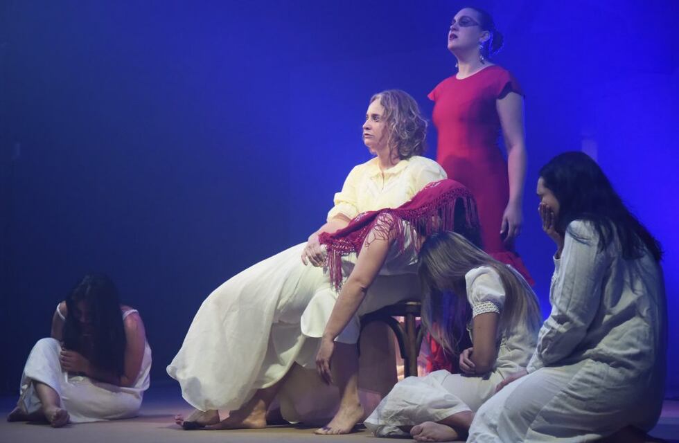 A sala llena en Arroyito se presentó la obra de teatro “La Casa de Bernarda Alba”