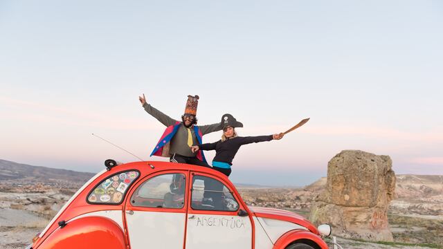 Pablo y Gabi, los dos jóvenes que emprendieron su viaje soñado arriba de su pequeño auto. Tres años más tarde, contaron sus travesías en un libro.