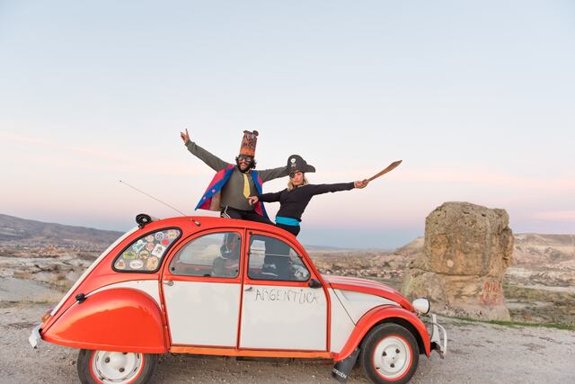 Pablo y Gabi, los dos jóvenes que emprendieron su viaje soñado arriba de su pequeño auto. Tres años más tarde, contaron sus travesías en un libro.