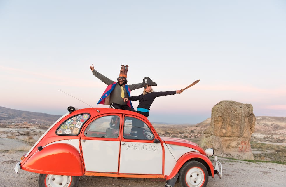 Pablo y Gabi, dos jóvenes mendocinos que hicieron de su aventura por Europa y Asia en su Citroën un libro