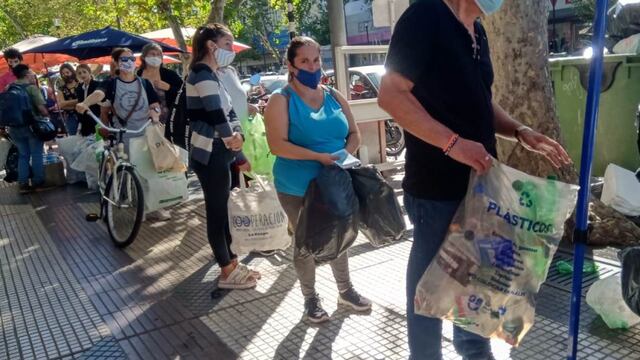 Canjeaban botellas de plástico por bolsas y flores.