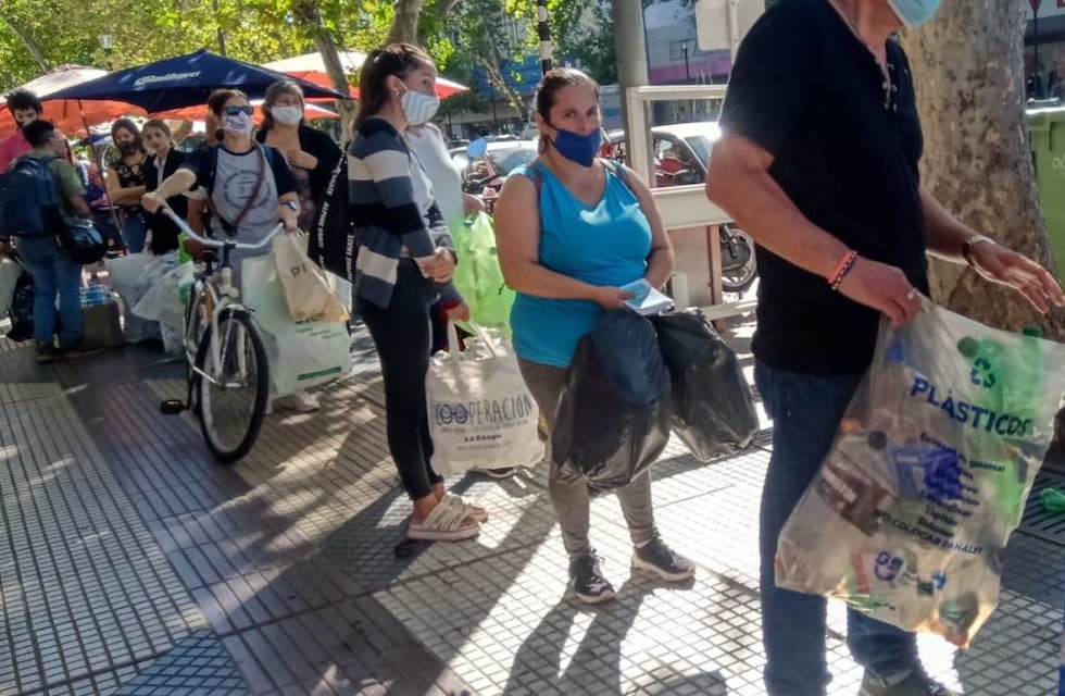 Eco canje: una flor por una botella para reciclar