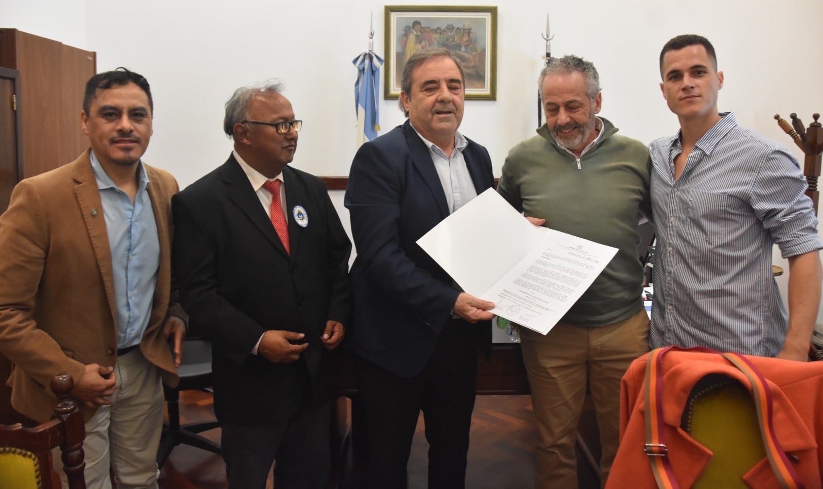 El vicegobernador Alberto Bernis entrega a Raúl Marín, hijo del profesor Oscar Marín, la declaración de 