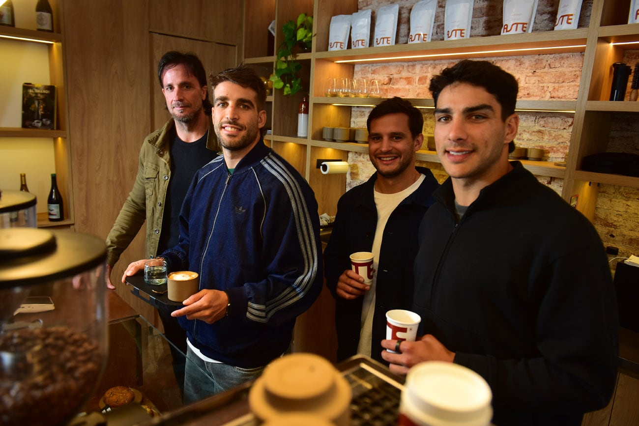 Federico Sartori es el capitán del café bar Aste.  (Nicolás Bravo / La Voz)