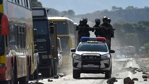 Agentes de policía patrullan en un vehículo mientras retiran un bloqueo de carretera montado en Parotani (Bolivia) por partidarios del expresidente Evo Morales.