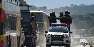 Agentes de policía patrullan en un vehículo mientras retiran un bloqueo de carretera montado en Parotani (Bolivia) por partidarios del expresidente Evo Morales.