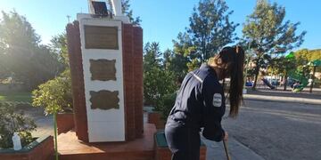Tareas de mantenimiento en el monumento a Bomberos Voluntarios.