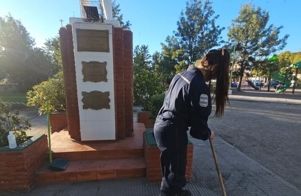 Personal de bomberos realizó tareas de mantenimiento en el monumento vandalizado